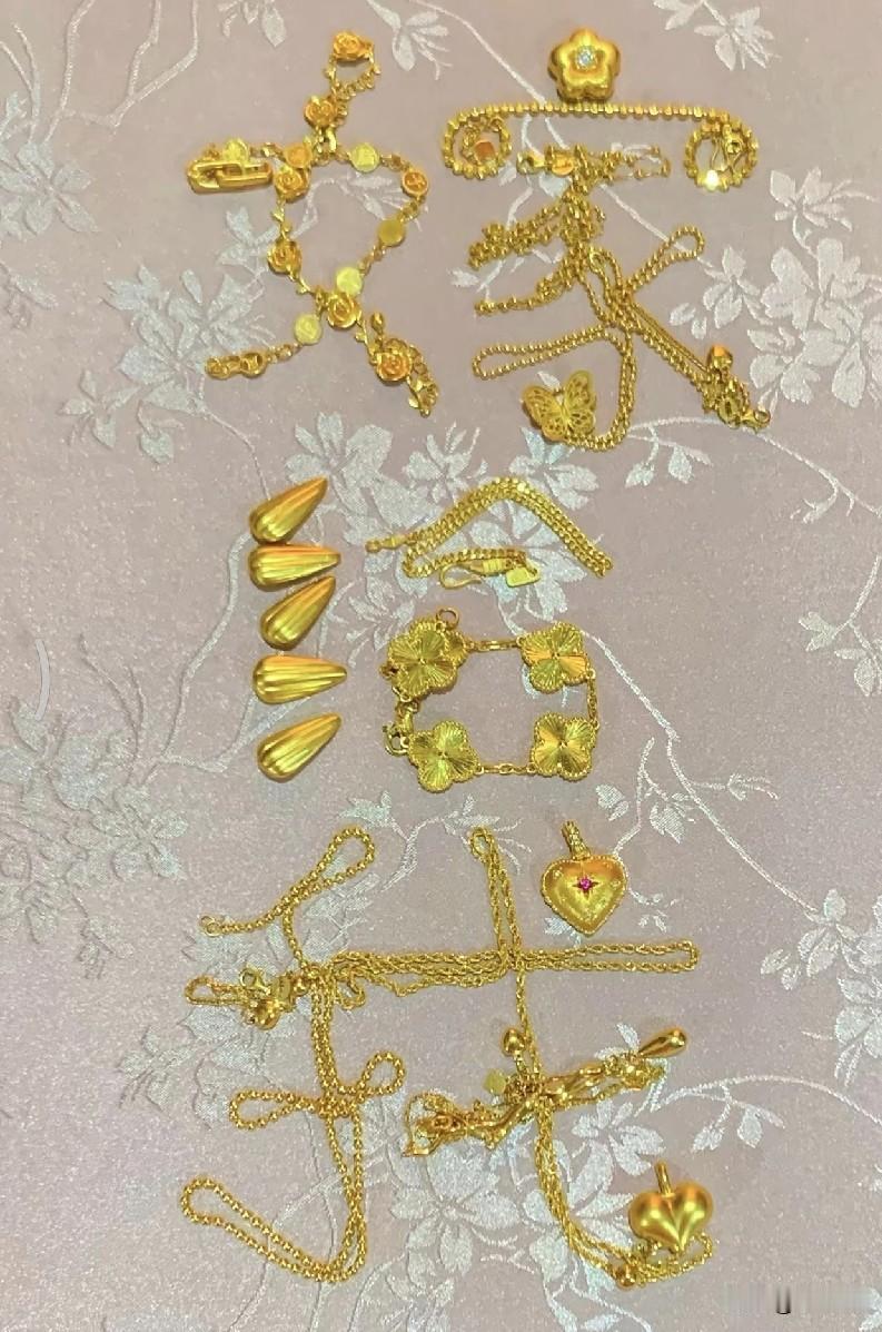 亲，聊两句成人礼送礼，黄金真的很合适。

不像别的首饰花哨不保值，黄金寓意稳当，