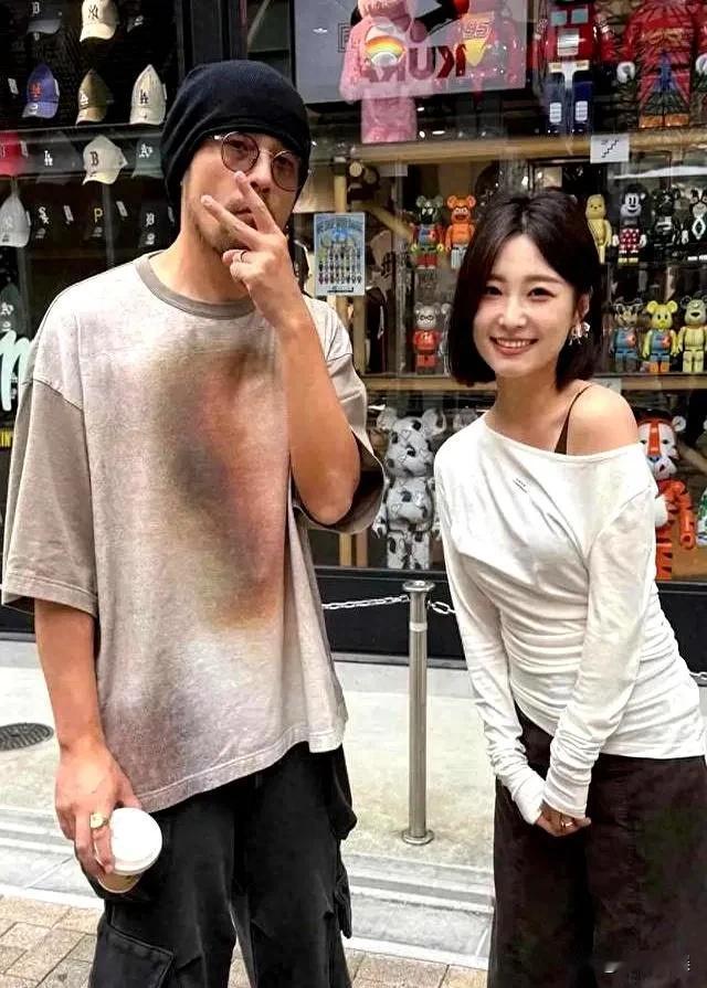 周杰伦，像个流浪歌手！

6月2日，周杰伦登顶热搜，原因是周杰伦在日本的行程，瞬