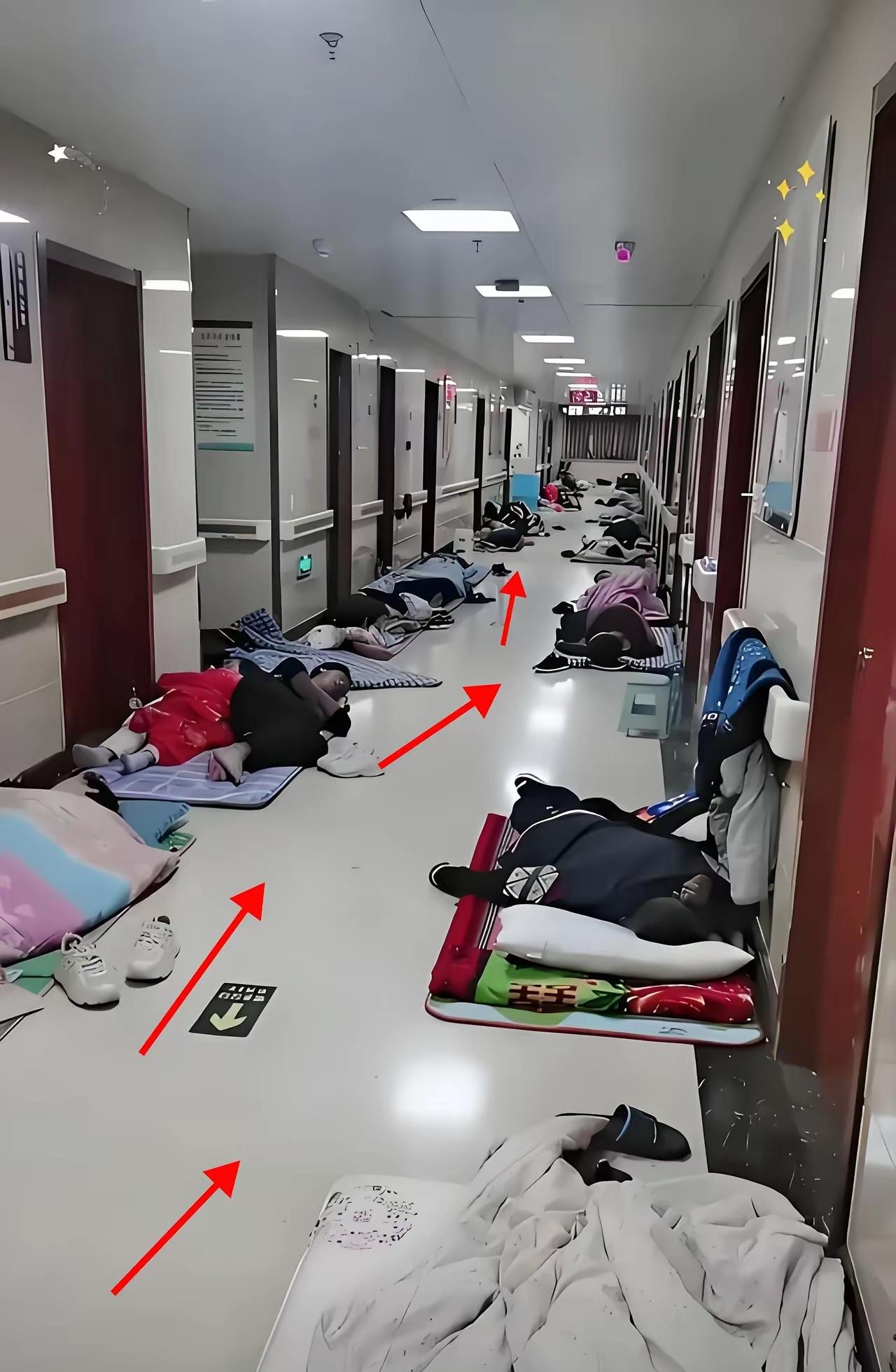 武汉这家医院的一纸通知，看得人鼻子发酸。
​没别的，就是允许家属夜里在走廊铺垫子