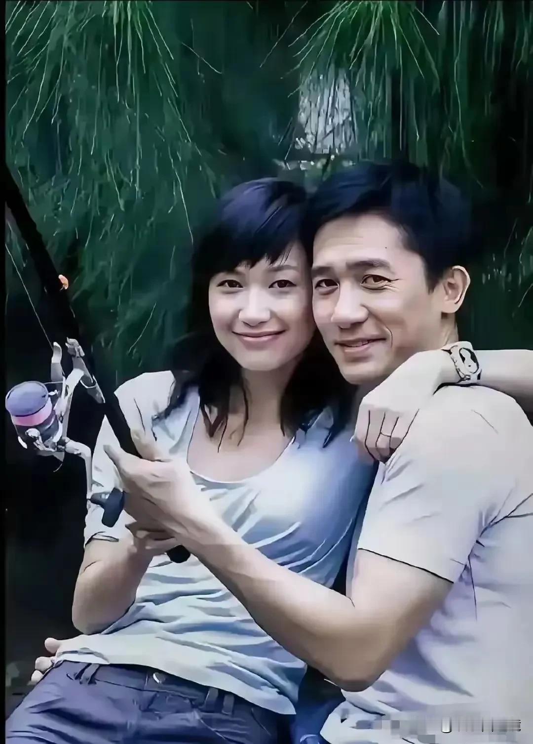 没想到梁朝伟和徐静蕾还有这么一张亲密的钓鱼照，两人看起来都非常年轻，这该不会是2