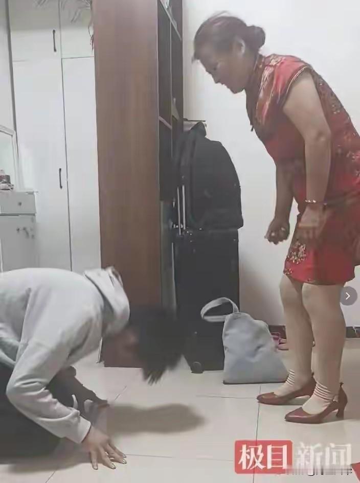 2026年6月7日，湖北襄阳九中考点外，一个18岁的男孩走出考场，没有像其他同学