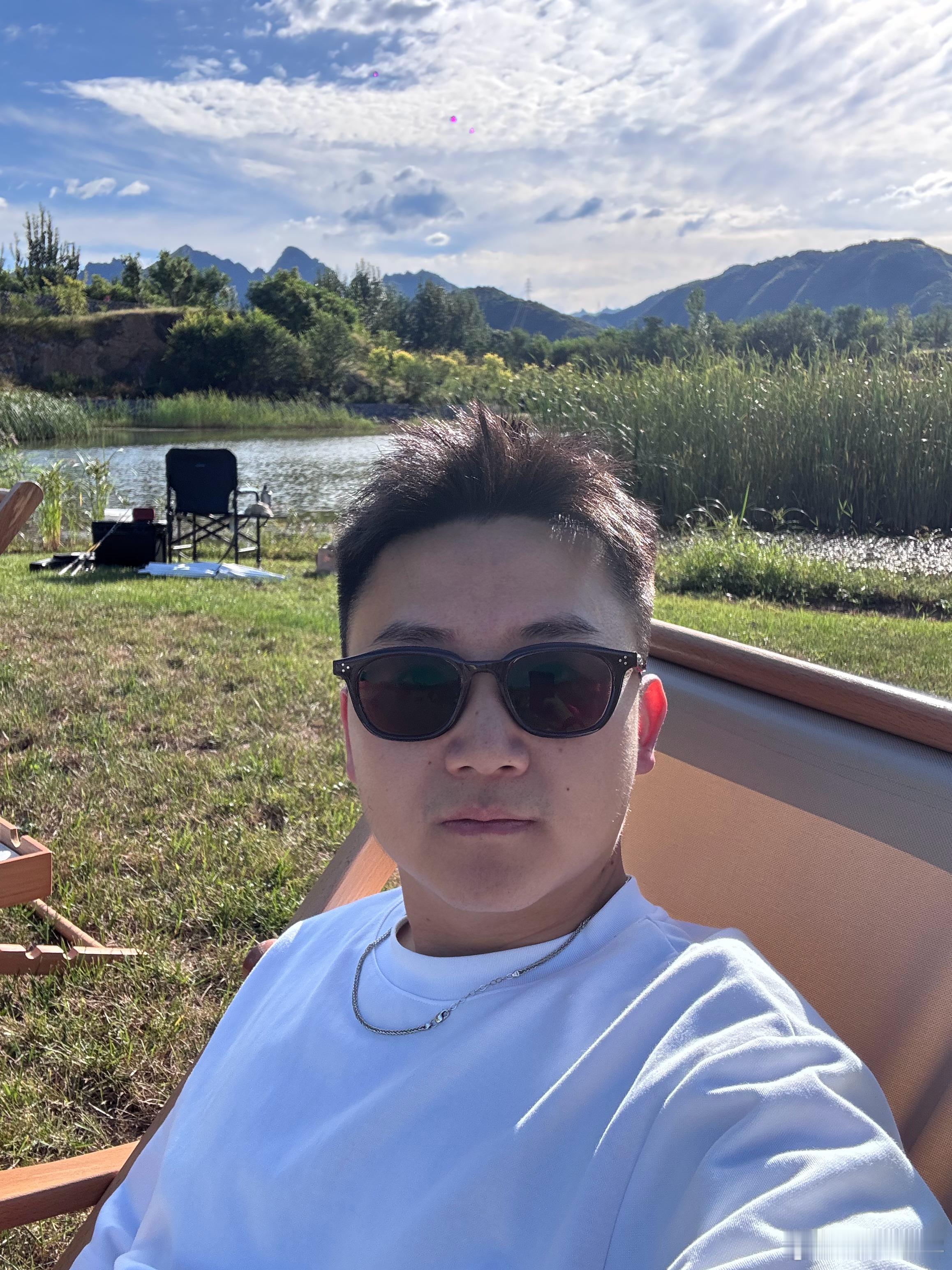 车保密人不保密，这小景色如果再给我一本《沧浪之水》我真的能躺一下午[嘻嘻] ​​