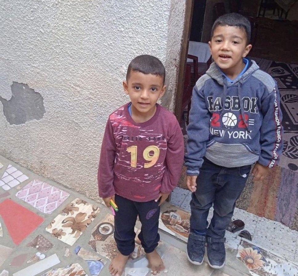 由于燃料严重短缺，两名分别为10岁和12岁的加沙儿童在寻找做饭用的柴火时，不慎越