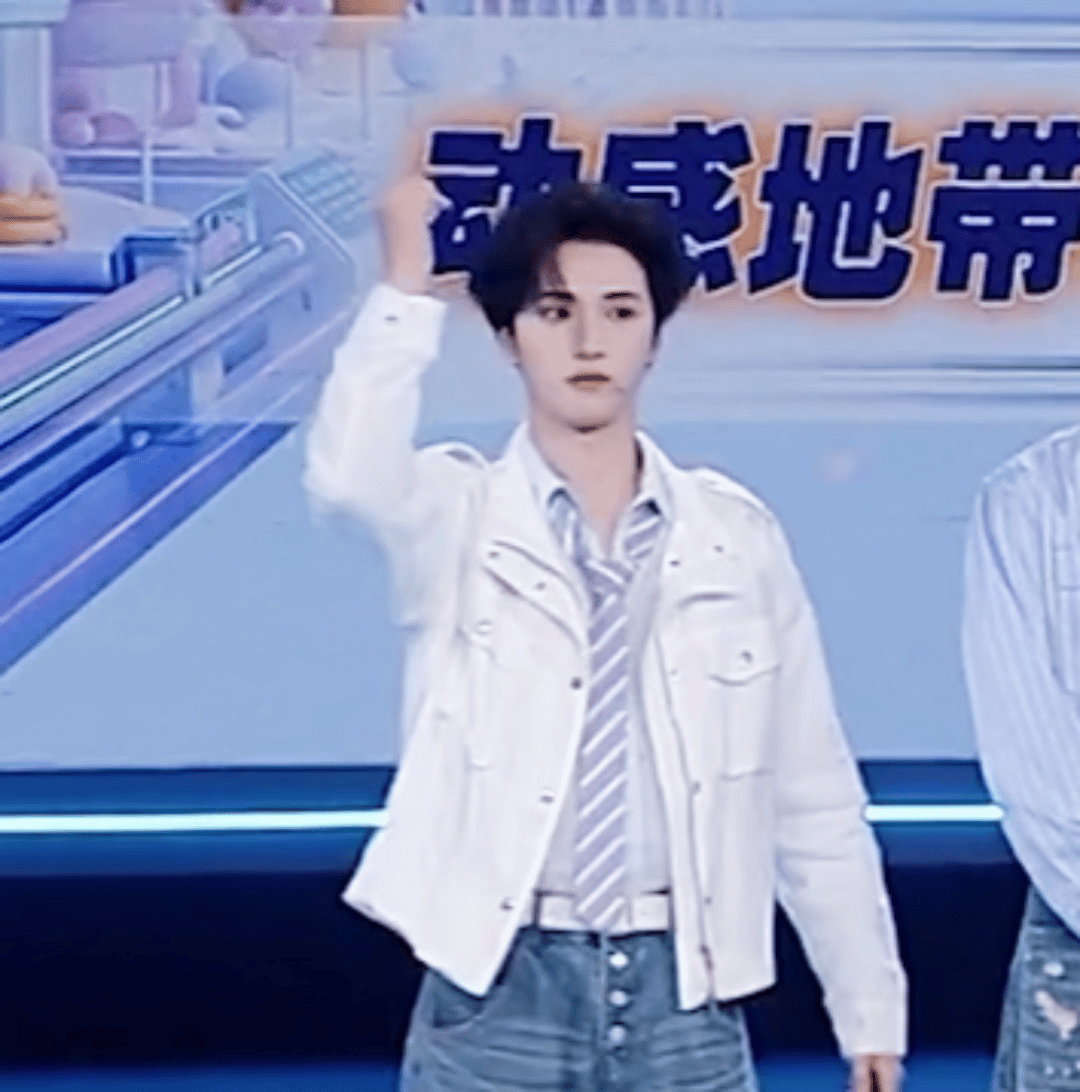 环绕发射爱意中！命令全世界都要收到浩翔哥哥的比心🫰🏻 