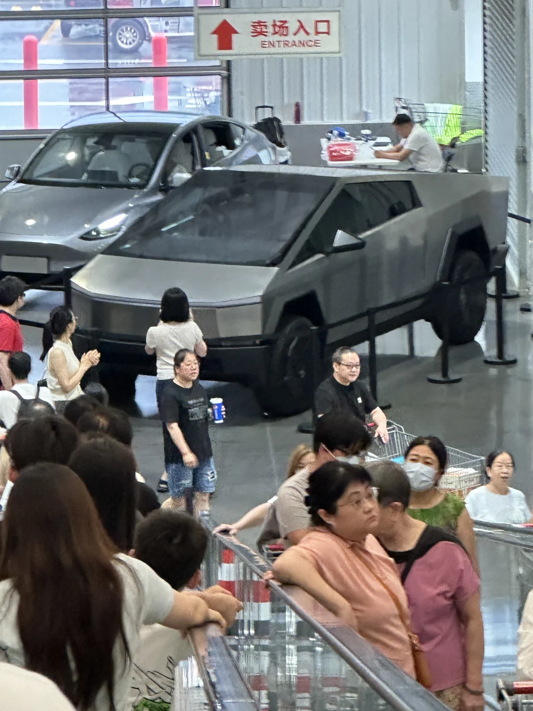 今天开市客来了个防弹特斯拉