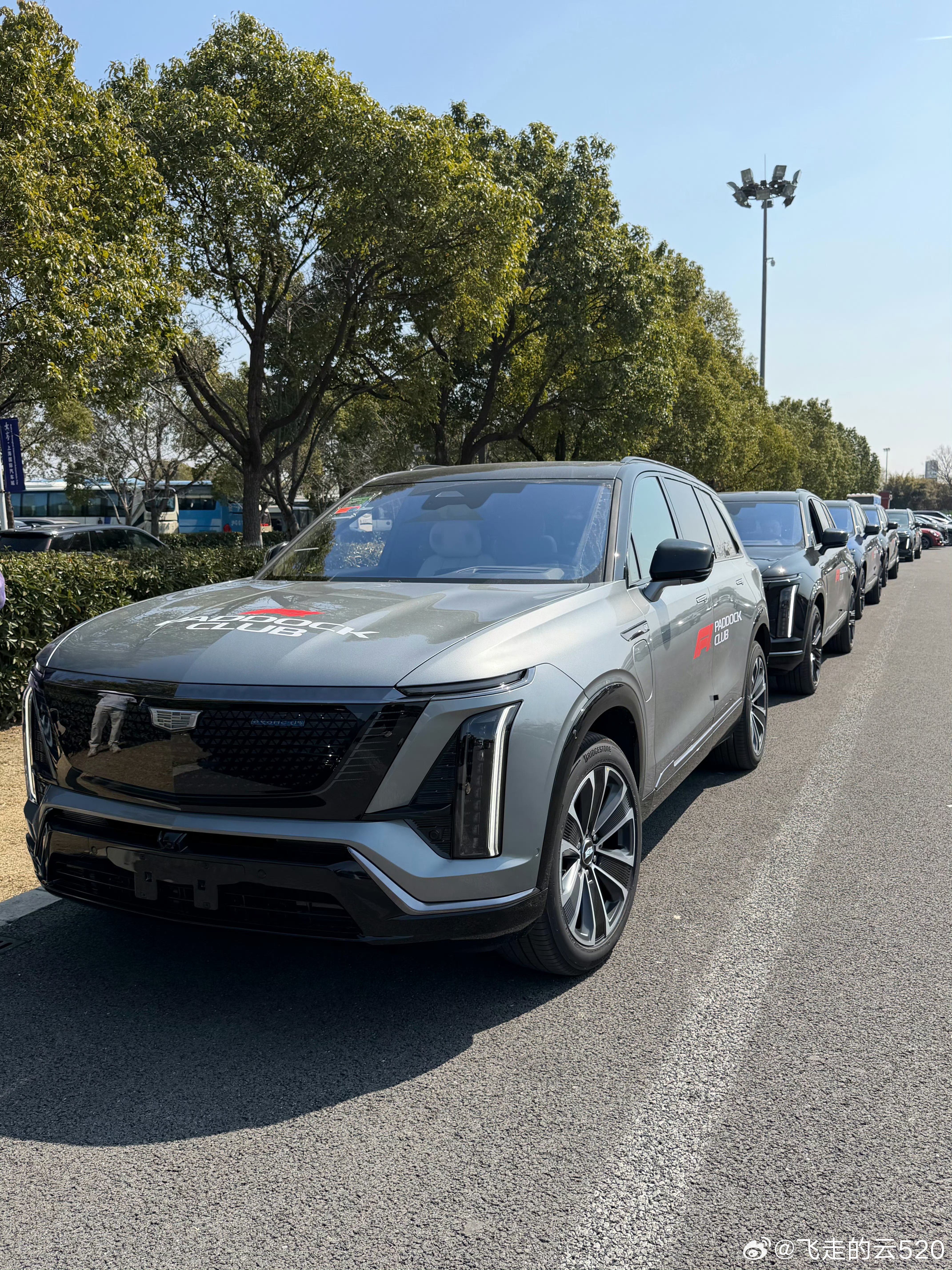 凯迪拉克借助F1的东风，狠狠赚了一波曝光凯威德是2026 F1贵宾用车，让F1贵