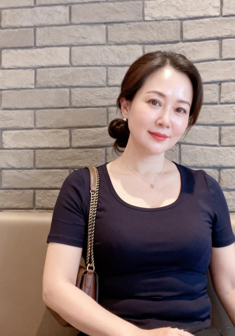看头顶的发质
能猜到她大概年龄吗？