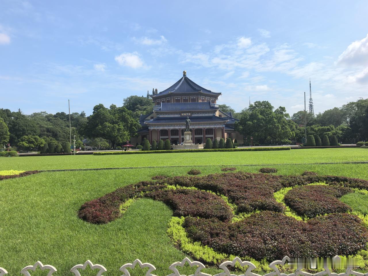 在应元路喝早茶
今日美食打卡
广州人喜欢喝早茶。
我们的早茶很有仪式感：行走一段