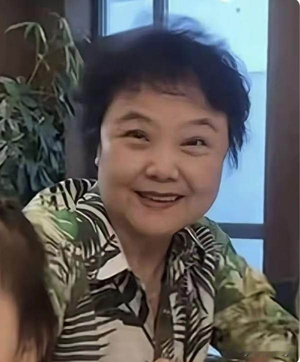 年轻那会儿英达和梁欢站一块儿，看着压根不搭。英达当年模样周正有才气，梁欢长相普通
