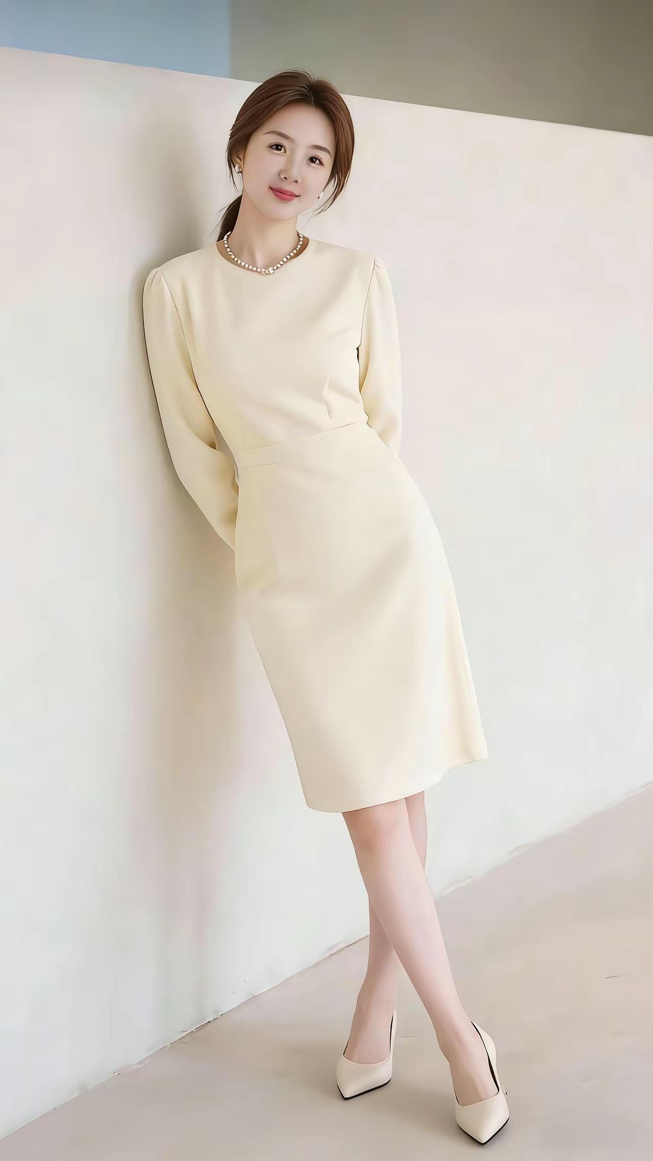 优雅气质穿搭指南，简约米色连衣裙搭配珍珠项链，尽显女性魅力。