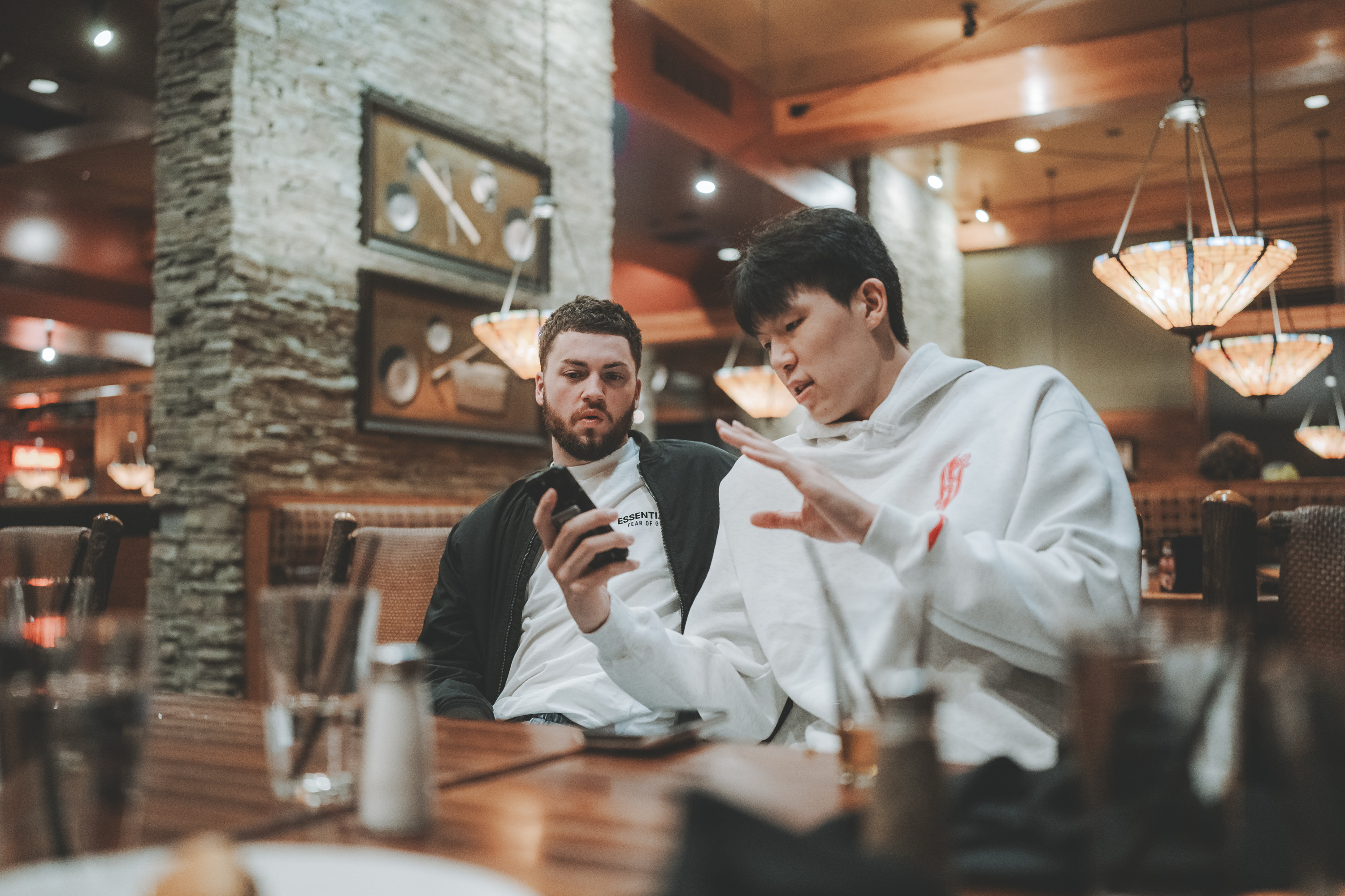 开拓者官方晒照：杨瀚森上周末请客，与混音队全队聚餐🍽️ 