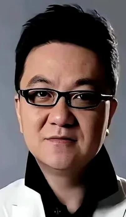 董路又开炮了，这次对准的是自己足球小将的家长。

起因挺简单：小球员李昊炎妈妈接