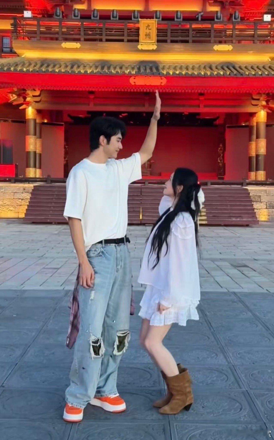 自从张维伊出来 孙丞潇天亮了 金莎孙丞潇堪称姐弟恋范本！七夕合拍视频里全是细节糖