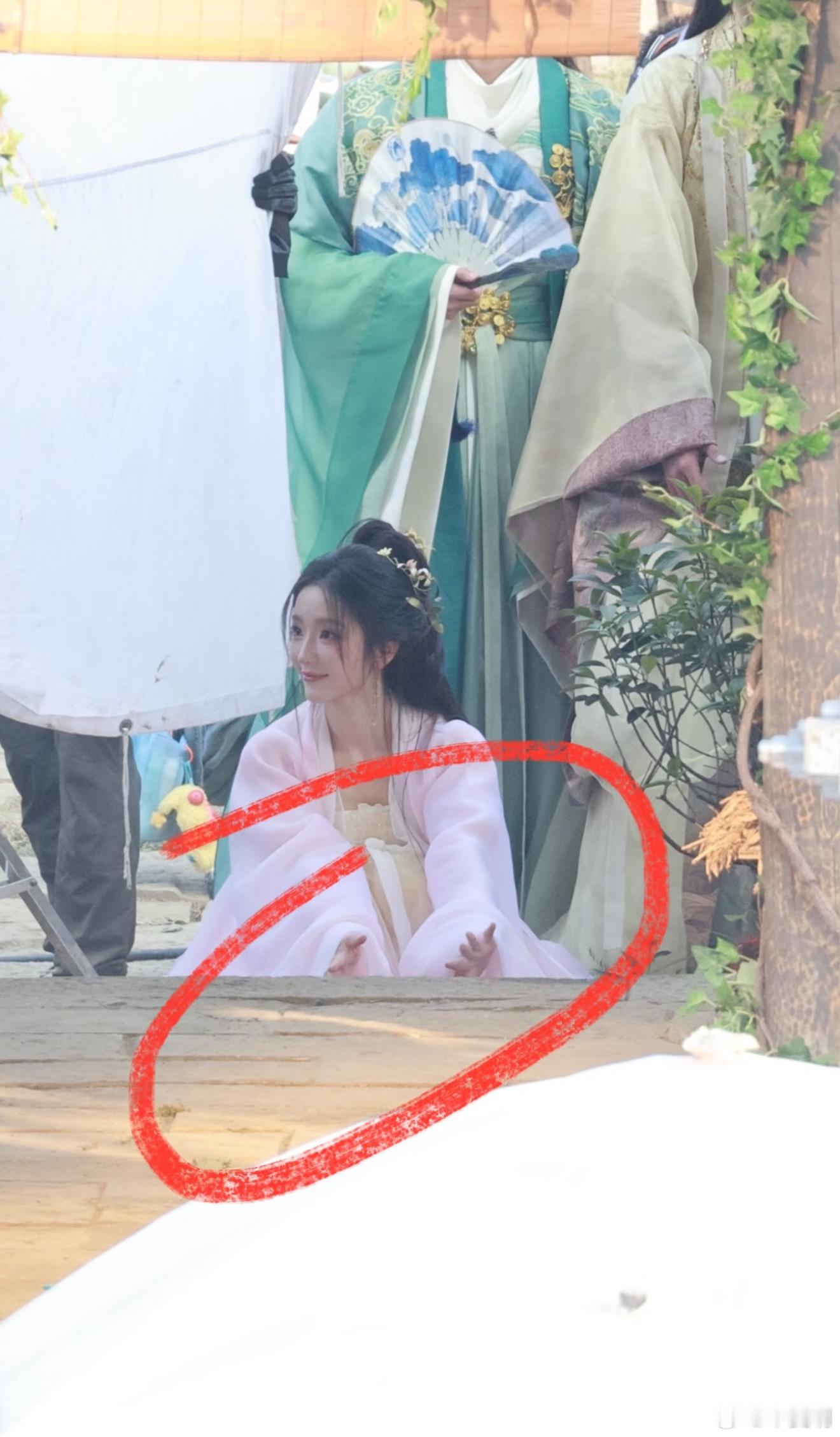 肖燕一边蹲着玩手一边在旁边看鞠婧祎演戏，好乖喔，肖燕眼里满是对鞠婧祎的喜欢[馋嘴