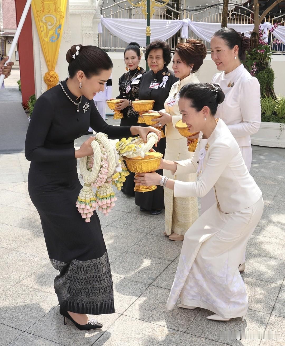 泰王后妃，昭宗奥拉侬接见平民