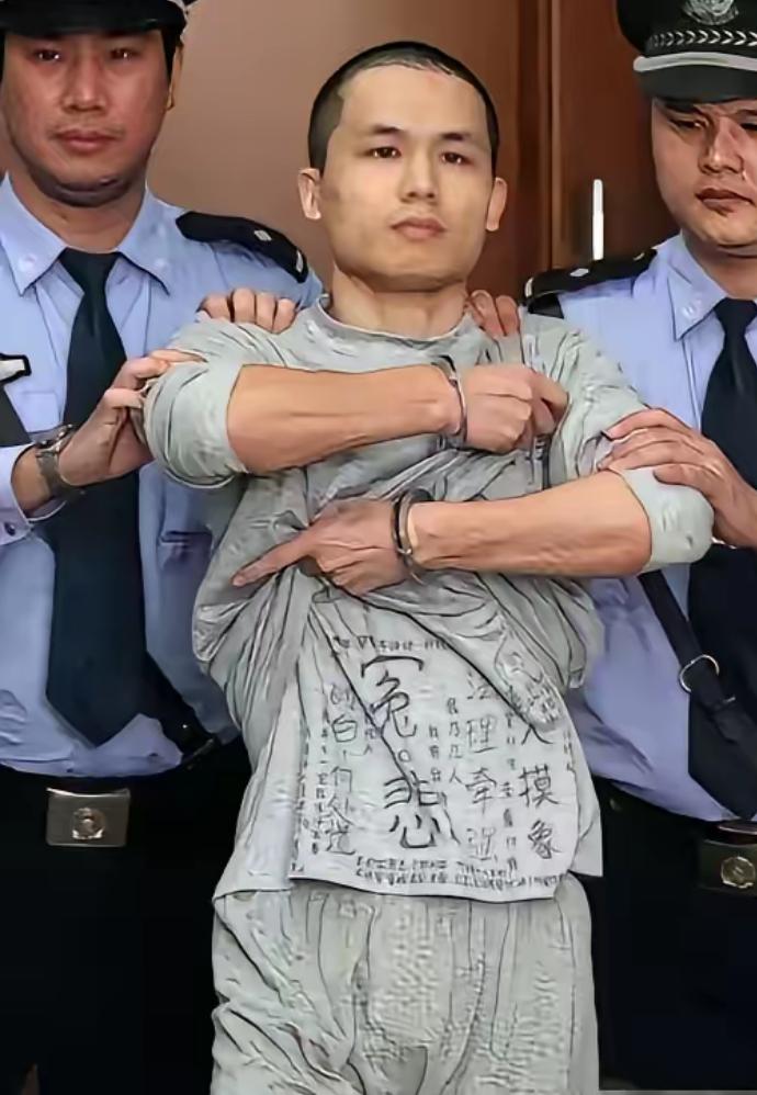 2013年，李才坤被判死刑时，他手上还戴着手铐，面对媒体记
者，使劲掀起外层囚