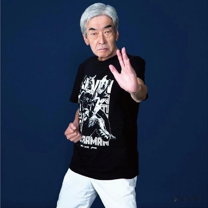 #奥特曼[超话]##开学开新谷##奥特曼# 雷欧奥特曼50周年纪念师徒T恤。 ​