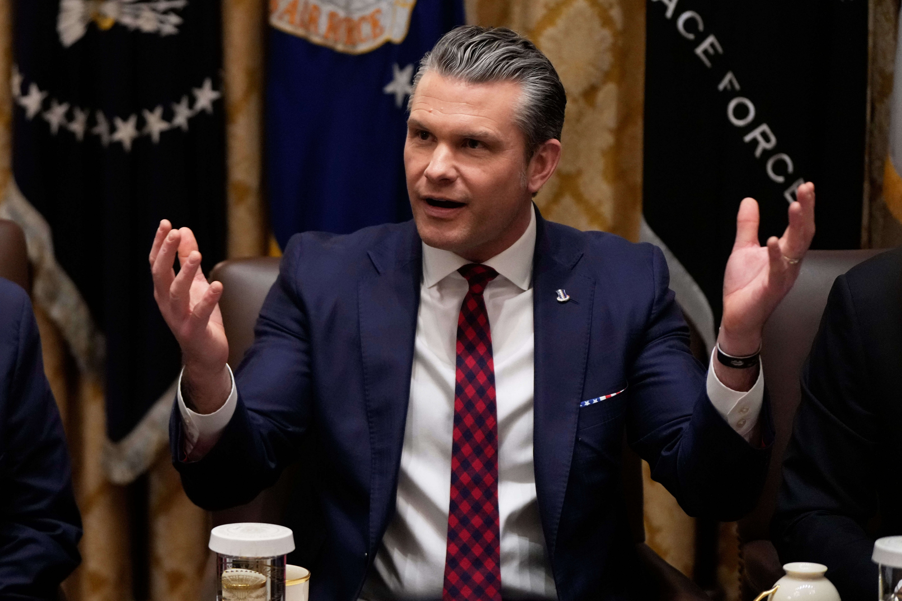 【赫格塞思：打击“贩毒船只”才刚刚开始】#美方称打击贩毒船只才刚刚开始# 据新加