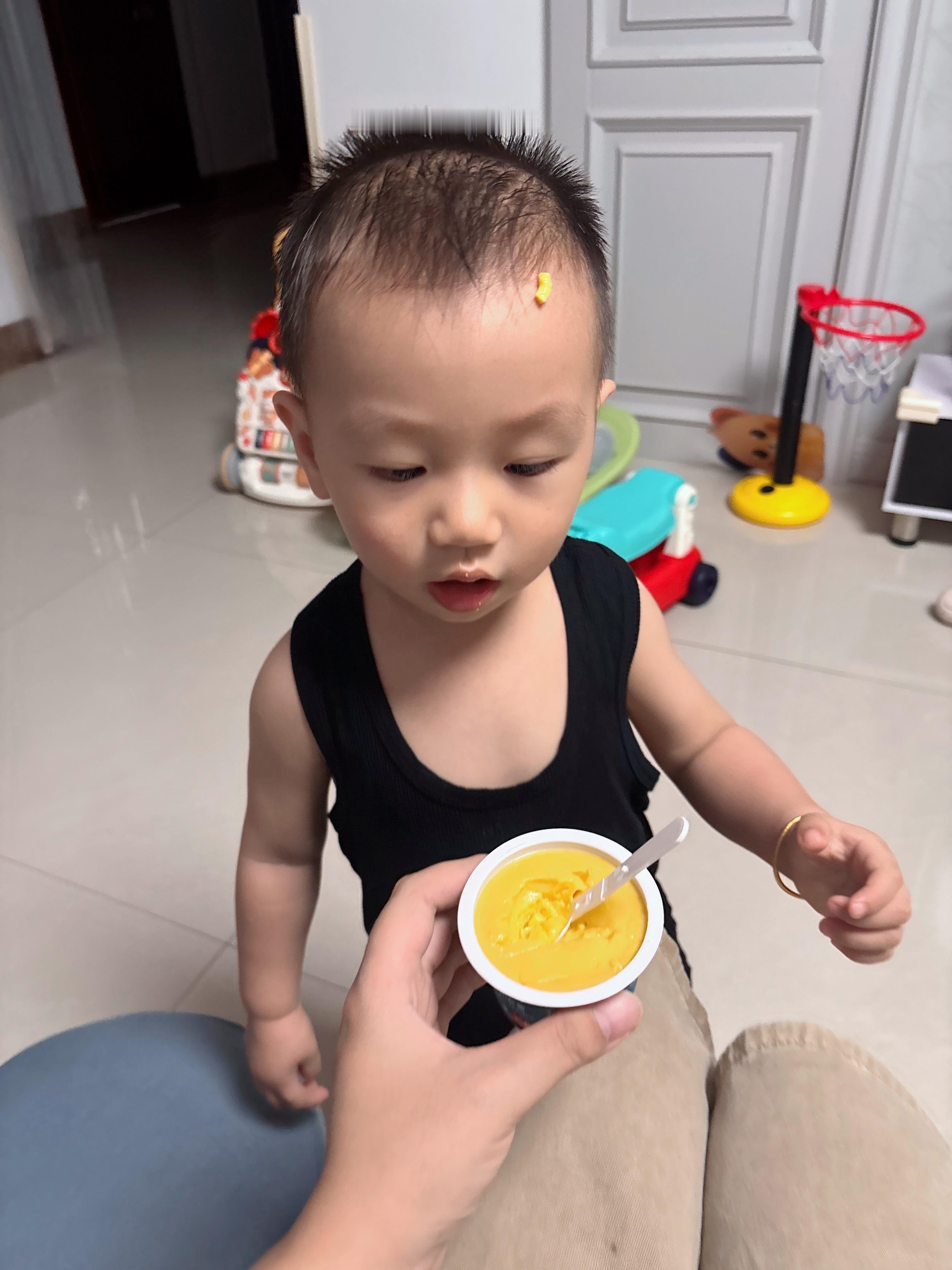 你好同学 你好，赵同学！请问你吃个南瓜布丁🍮怎么会吃到头上的（纯好奇发问[期待