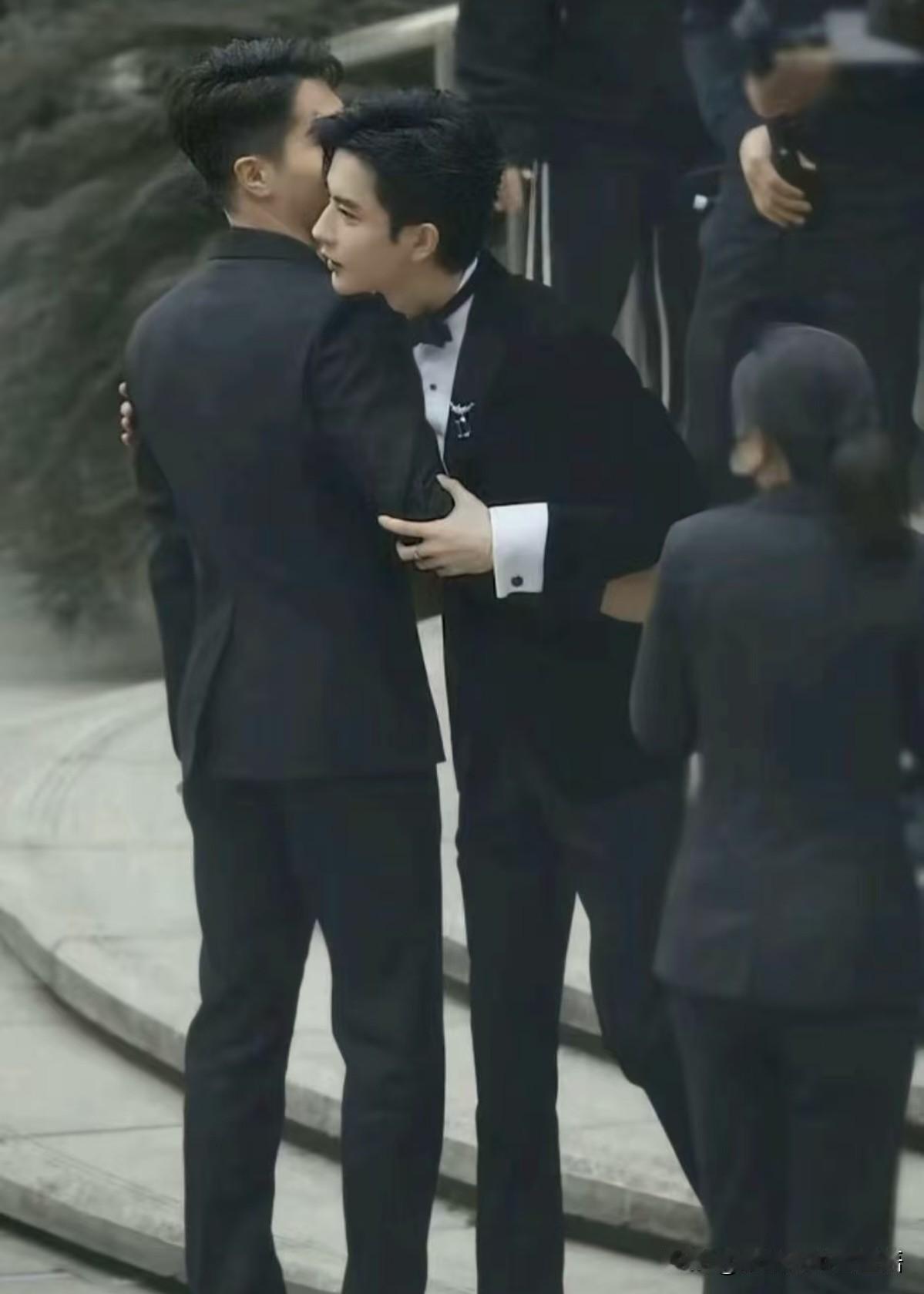 放眼整个娱乐圈，再也没有这么干净脱尘的人了，飘逸得不属于这尘世间，像遗落于世的神