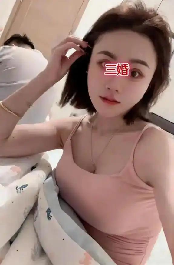 某地一位31岁的女士，头婚时因生活里鸡毛蒜皮的小事，一时冲动与原配丈夫离了婚。离