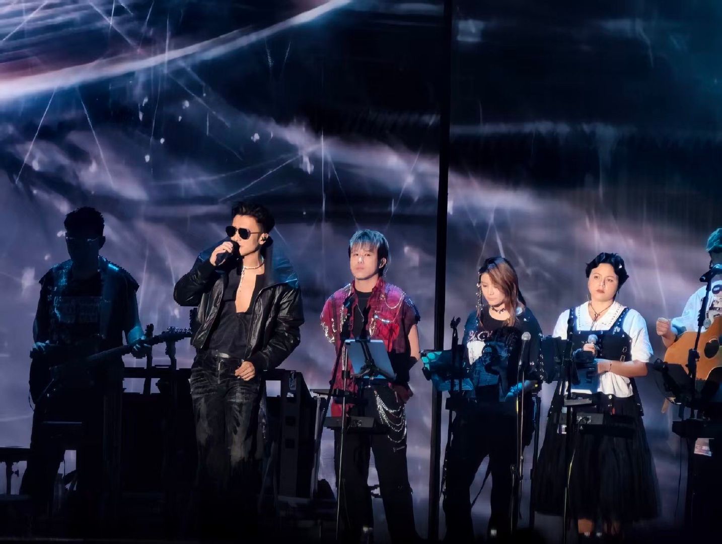 谢霆锋今晚神图有了谢霆锋造型师审美 谢霆锋今晚这造型太绝了? 深V黑衬衫+皮衣外