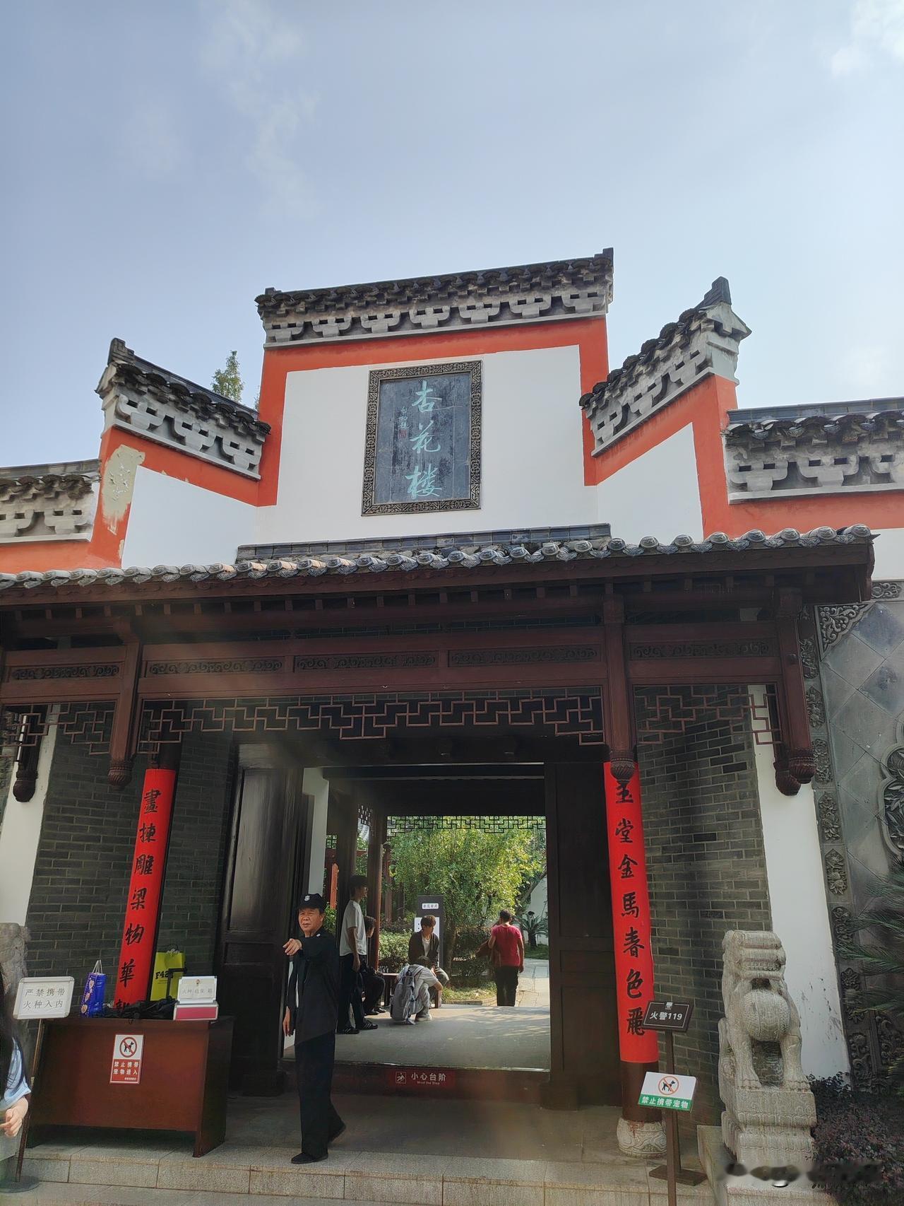 一只新上市方向不明的股票，一位深知大义的奇女子，一位皇家血统的著名画家，一只苦笑