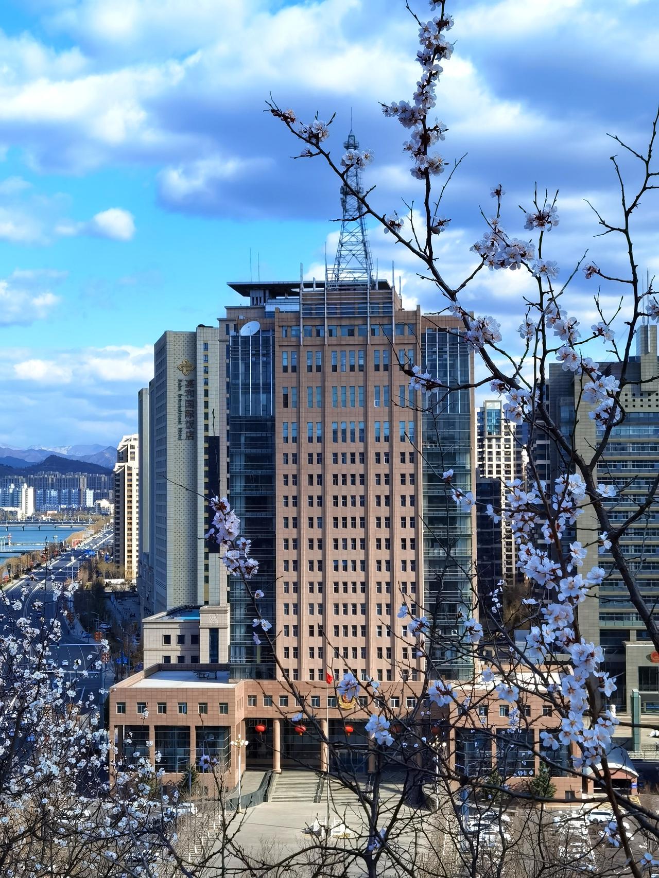 这周承德东山公园可以成为网红拍照打卡地。

这几天承德正是山花烂漫时。东山公园位