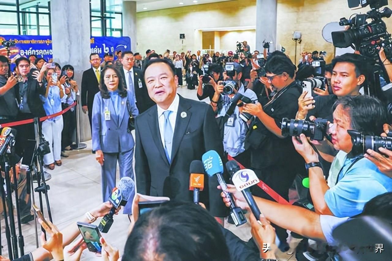 他信家族这次彻底输了，阿努廷已经成功当选泰国新一任总理。这也是泰国在2年时间内选