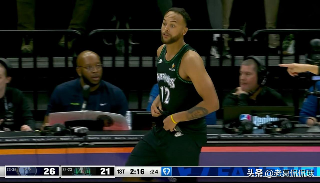 在今天森林狼主场迎战灰熊的比赛中，发生了特别感人的一幕。当时比赛进行到了第一节的