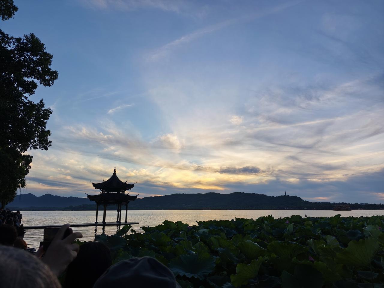 台风“巴威”过后的杭州早已恢复了宁静，街道两旁依然整洁美观，西湖依然美景如画，市