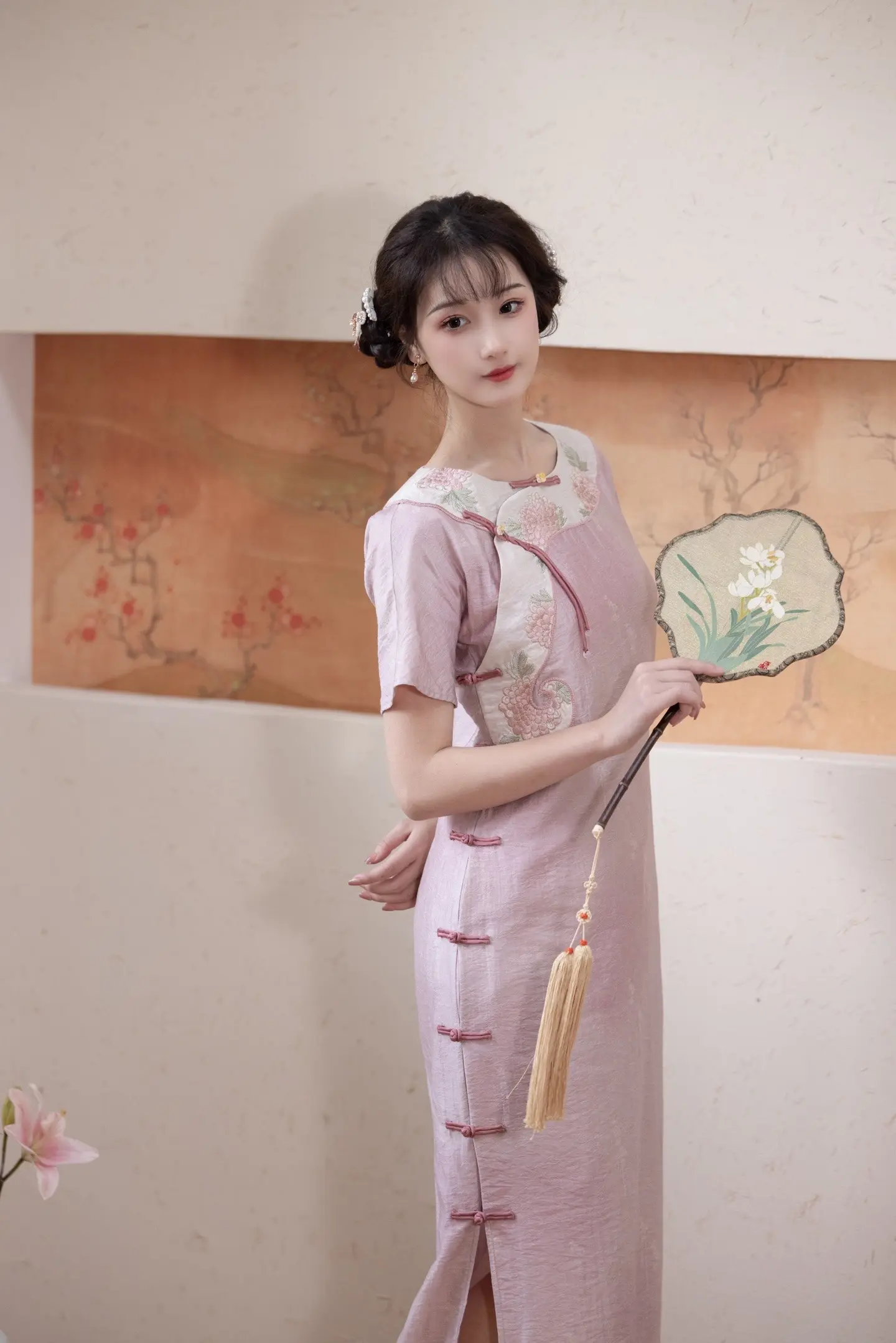 在夏日庭院中摇扇纳凉 自有一份美好