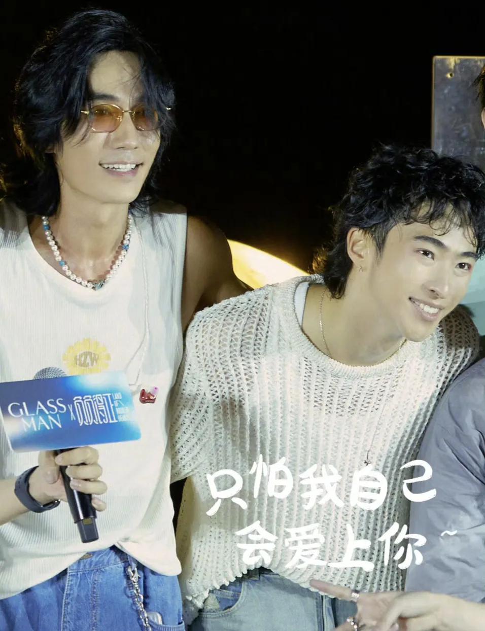 恩利在现场和朱一龙合唱老爸庾澄庆的《情非得已》，精神状态很松弛。这是恩利的初舞台