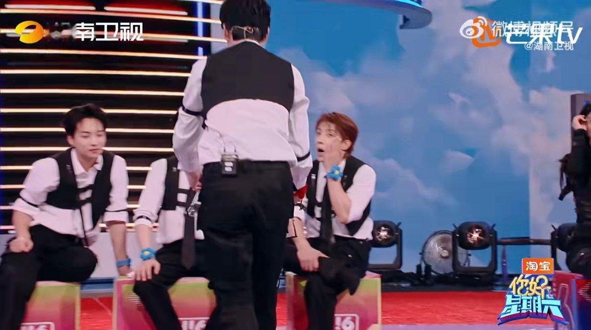 水炮惩罚来袭，队友们慌作一团，庞博悄悄起身取来护目镜，挨个递到身边人手中，沉默的