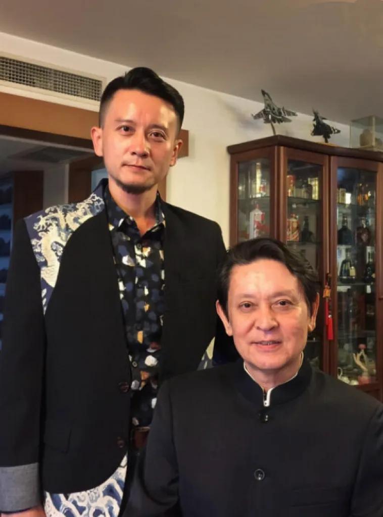 父子俩一起拍了搞笑vlog，大家才知道原来演员姬晨牧竟然是白眉鹰王的儿子！父子俩