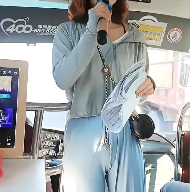 近日，网传大连一名女导游工作时穿着“紧身裤”，有人质疑是色情营销，以此来吸引游客