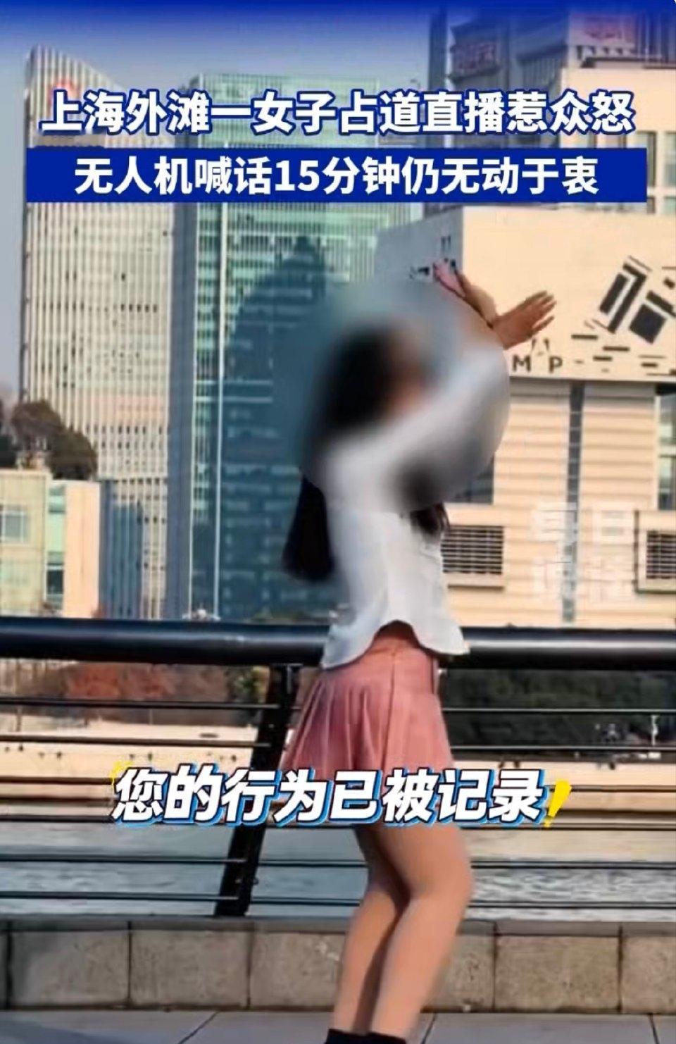 上海外滩的观景步道一直是游客扎堆的地方，尤其是热门时段，来往行人都得顺着人流慢慢