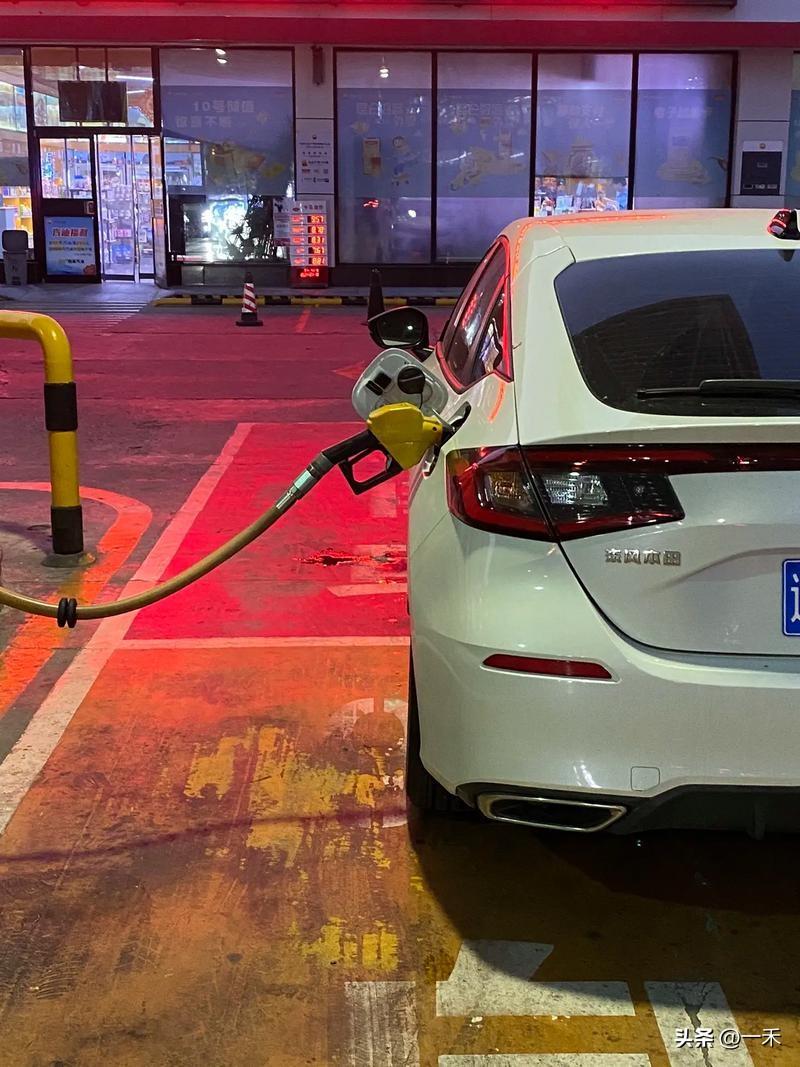 高油价时代，到底该不该把油车换成电车？
 
首先算核心经济账，用车强度是关键。每