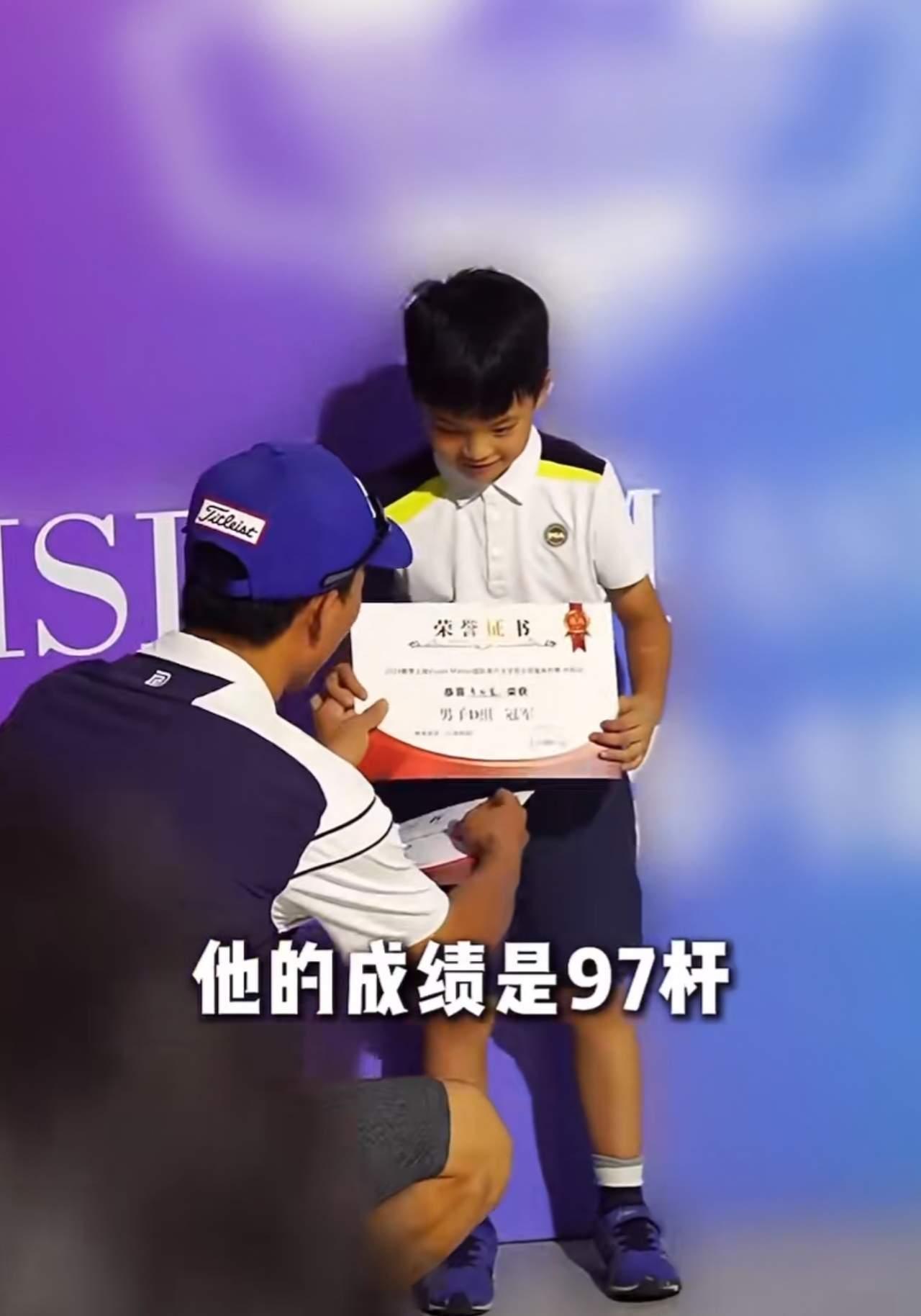 陈龙有两个儿子，运动天赋几乎全部集中在小儿子葫芦（章纪晨）身上，大儿子酒酒更偏向