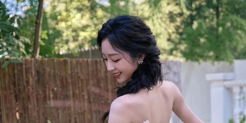 2025年10月30日，05后演员邓恩熙在湖北宜昌举办的「2025中国电影大数据