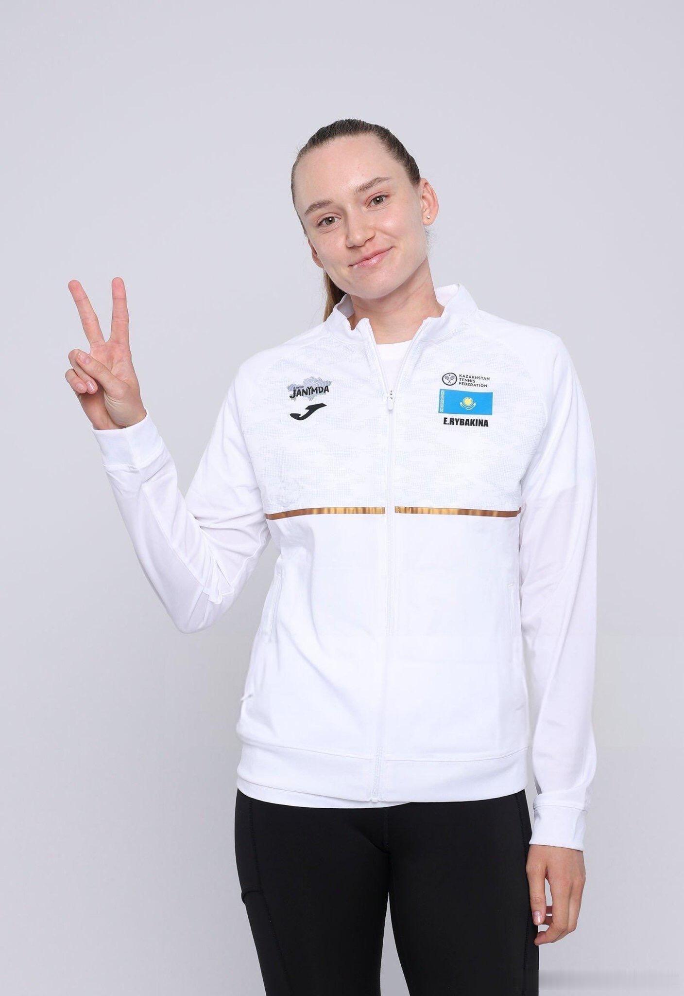 哈萨克斯坦队合影 莱巴金娜很帅这身小西装，再加上1.84身高，鹤立鸡群的帅妞啊[