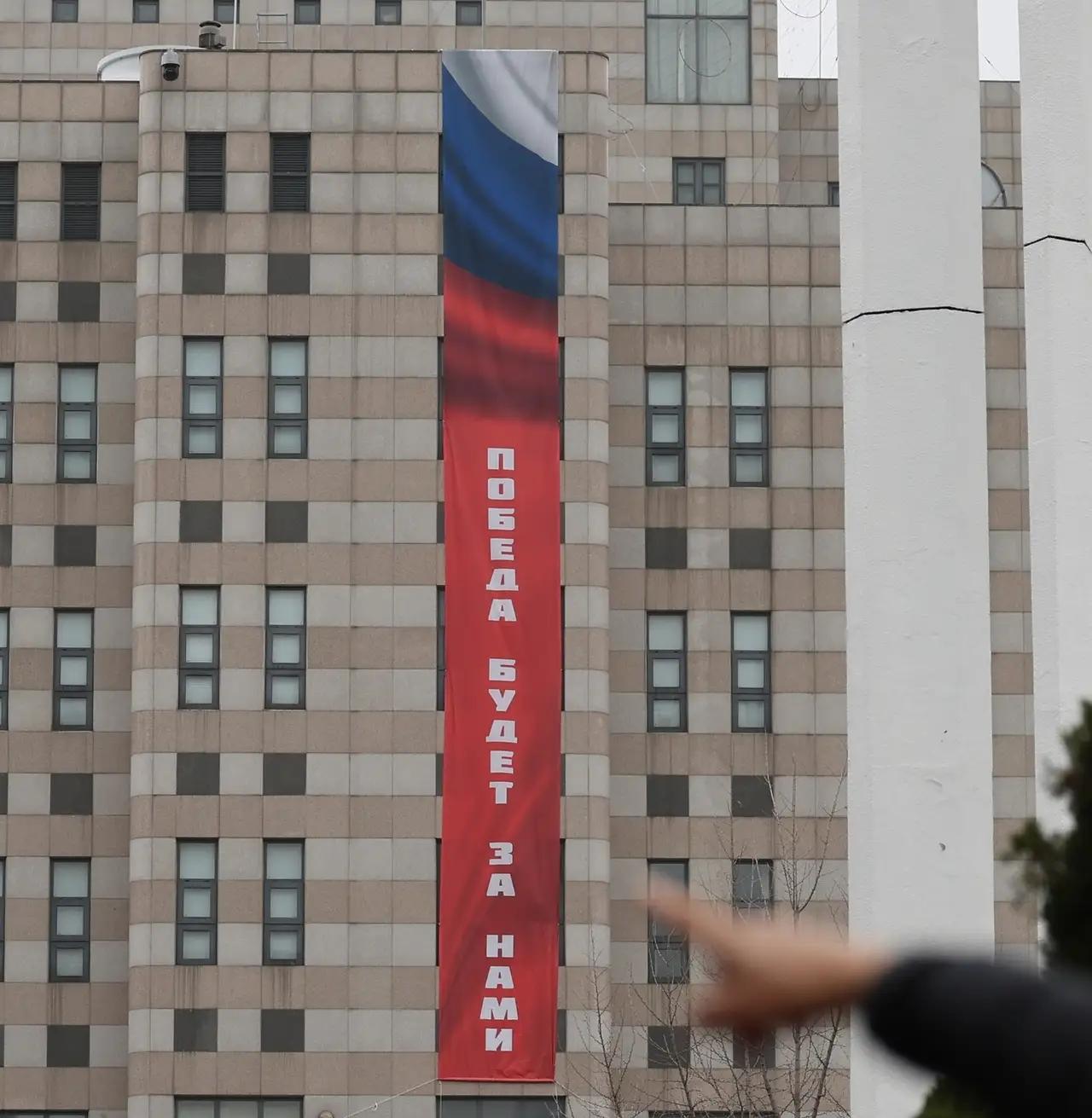 俄罗斯驻韩国大使馆外墙上赫然挂出巨幅标语“胜利终将属于我们”。
韩方要求撤下，遭