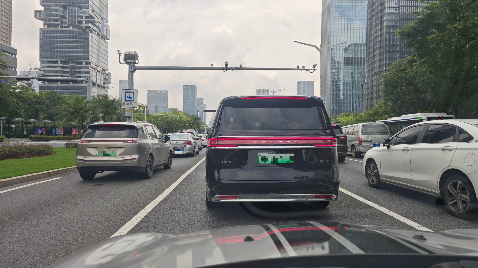 一台智界V9就这么突然出现在我面前了