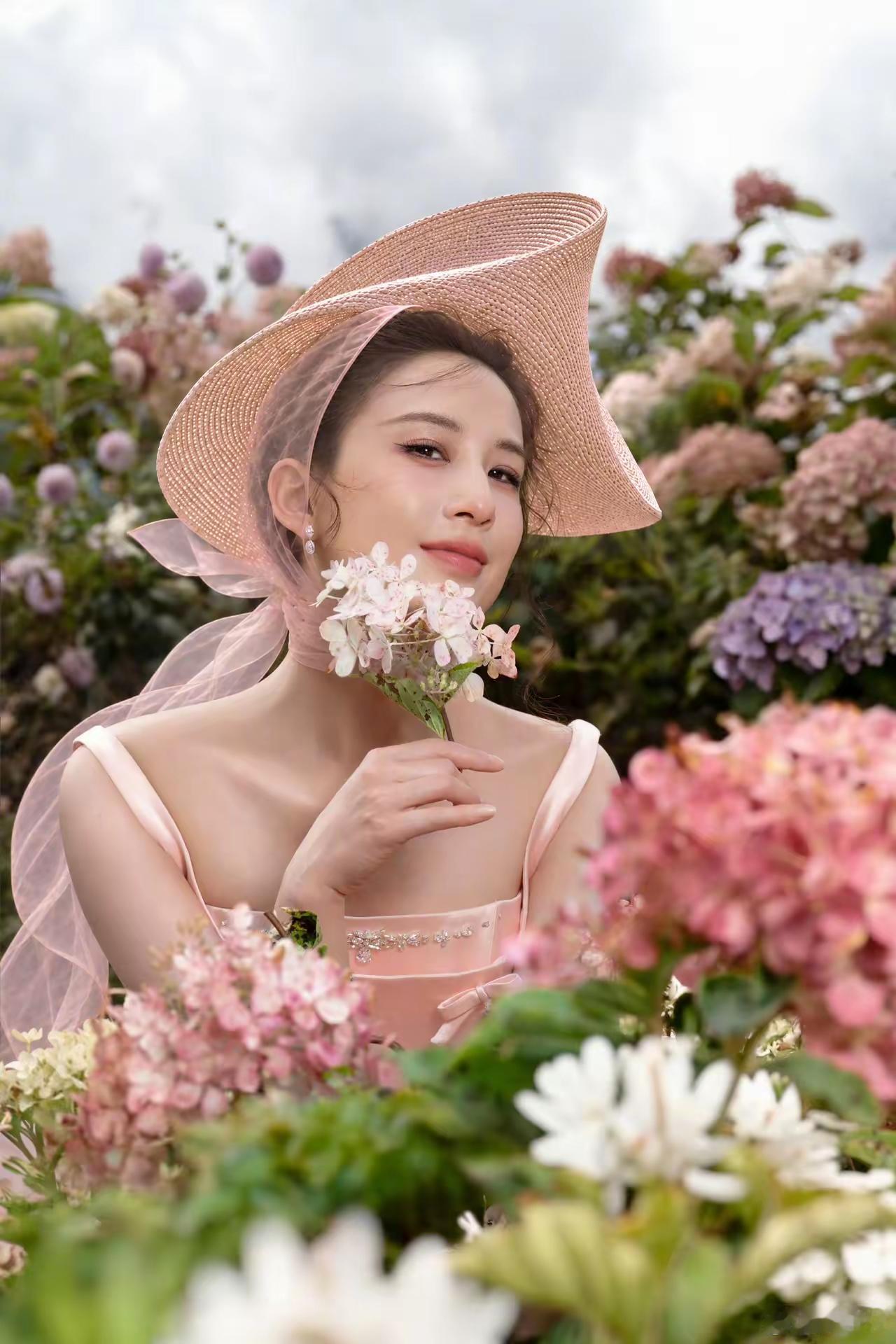 她始终知道自己要的是什么，黄圣依是一个一直很清醒的女人。
黄圣依 
你如何评价黄