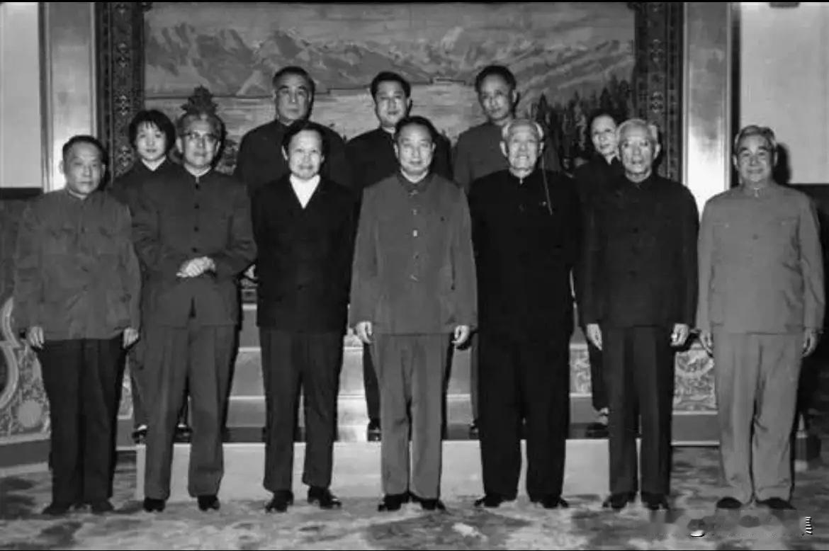 1976年4月17日，华国锋同志以中共中央第一副主席、国务院总理的身份，在人民大