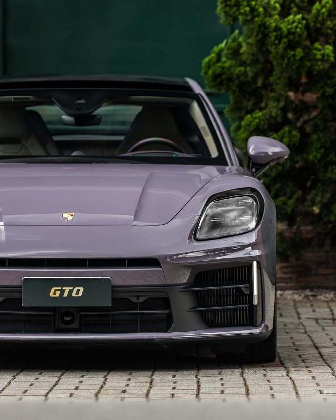 保时捷 Panamera 4 E-Hybrid，它有 2.9T 发动机 + 电动