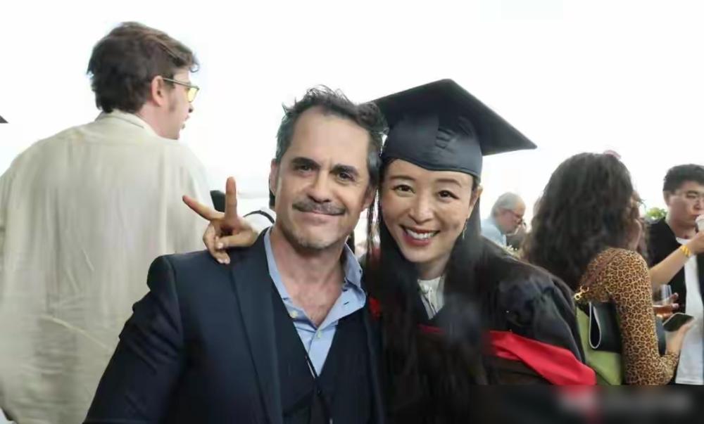 你以为张静初真不想拍戏了？背后是京圈导演太太团长达十几年的围剿，从当众掌掴到戏份