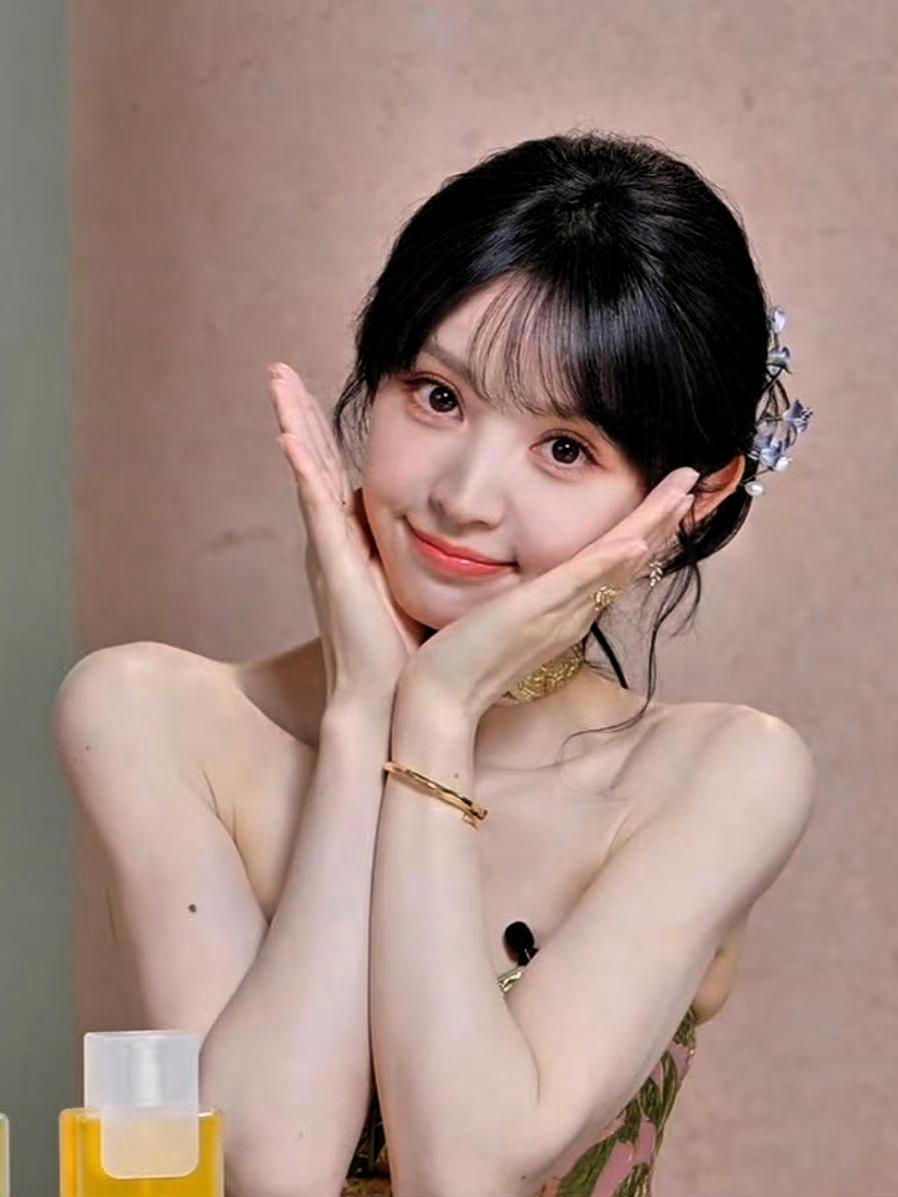 田曦薇今天这套造型，第一眼：好美。再一看：这裙子也太勒了吧😳

明明已经瘦成纸