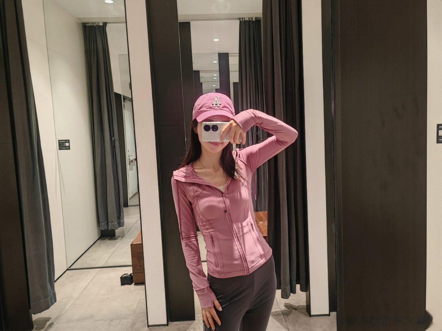 在lululemon淘到一身瑜伽服，拉上都有点窒息我还在想这么紧身能卖给谁的呢？