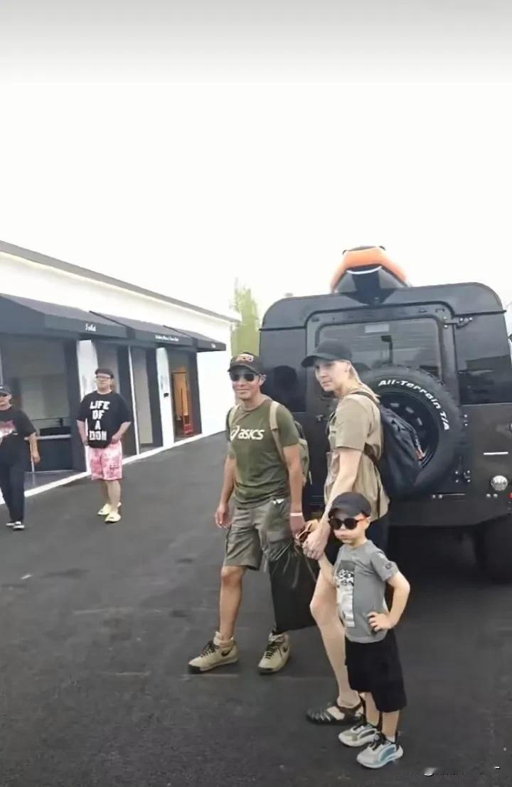 撒贝宁端午期间携妻儿外出旅游，被偶遇后笑容满面的上前打招呼，网友惊叹：这车没见过